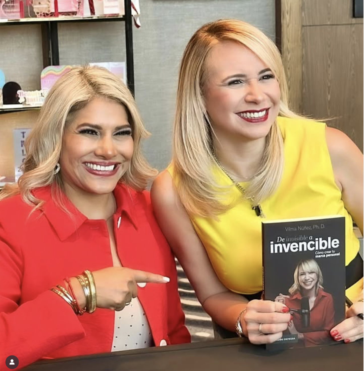 Isabella junto a Vilma Núñez